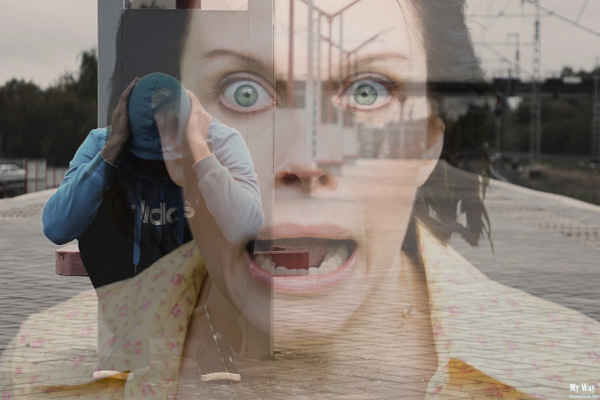 Close-Up auf eine Frau mit panischem Gesichtsausdruck, im halbtransparenten Hintergrund kauert ein junger Mann angstvoll auf einem Bahnsteig