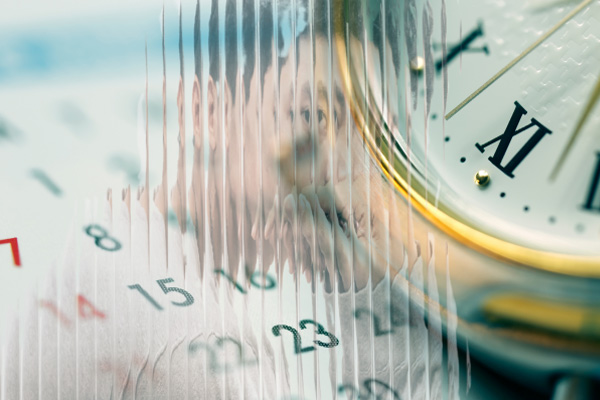 Die Ausschnitte eines Kalenders und einer Uhr verschmelzen mit dem Zerrbild einer depressiven Person