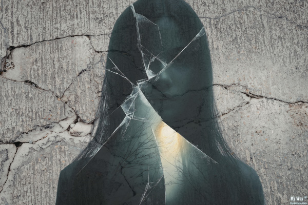 Dunkle schemenhafte Person hinter zerbrochenem Glas als Symbol für Dissoziation, innere Zerrissenheit und psychische Belastung
