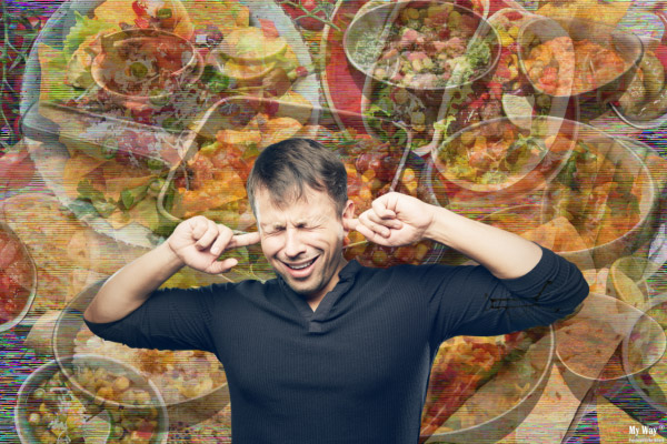 Mann hält sich genervt die Ohren zu, während ihn zahlreiche Speisen symbolisch umgeben – Darstellung von Food Noise und ständigen Gedanken an Essen.