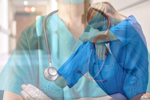 Überblendung zweier Szenen mit Pflegekräften in blauer Schutzkleidung, eine sitzend und erschöpft mit angezogenen Beinen, die andere stehend mit Stethoskop als Ausdruck von Burnout in der Pflege und im Klinikalltag