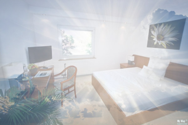 Helles Patientenzimmer mit Bett, Schreibtisch und Fenster, überlagert von sanften Lichtstrahlen und Wolkenmotiv als Symbol für Ruhe und Heilung