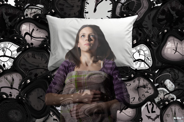 Frau liegt wach im Bett mit offenen Augen, umgeben von vielen Uhren als Symbol für Schlafstörungen und nächtliches Grübeln