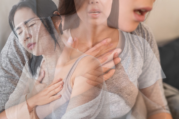 In drei sich überlagernden Bildern kämpft eine junge Frau mit Atemnot, die mit einer Panikattacke einhergeht