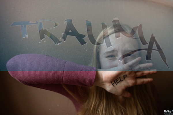 Verängstigtes Mädchen mit der Aufschrift „TRAUMA“ auf beschlagener Scheibe und dem Wort „HELP“ auf der Handfläche als Symbol für psychische Belastungen und Traumafolgen