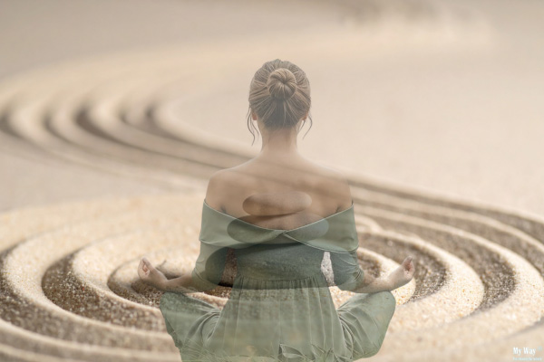 Frau sitzt meditierend im Schneidersitz vor einem Zen-Garten und symbolisiert Selbstfürsorge, Achtsamkeit, innere Ruhe und mentale Balance