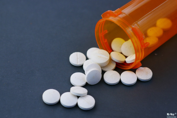 Tabletten fallen aus umgekippter Tablettendose
