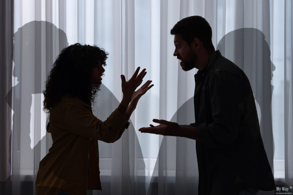 Zwei sich gegenseitig überlagernde Bilder, die ein Paar zeigen, das streitet und sich gleichzeitig schweigend voneinander abwendet