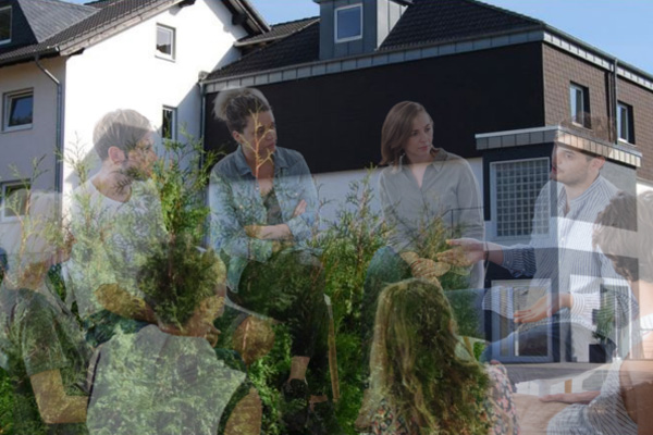 Ansicht eines Gebäudeteils der My Way Klinik, auf die eine Gesprächsrunde projiziert wird