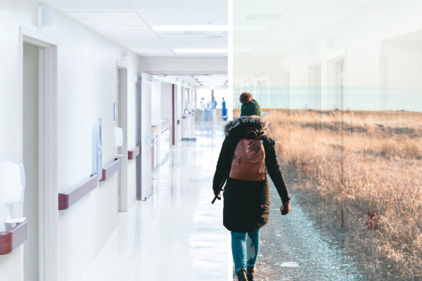 Eine junge Frau von hinten geht einen langen Klinik-Gang entlang, der als Bild in einen Weg durch eine Heide-Landschaft überblendet